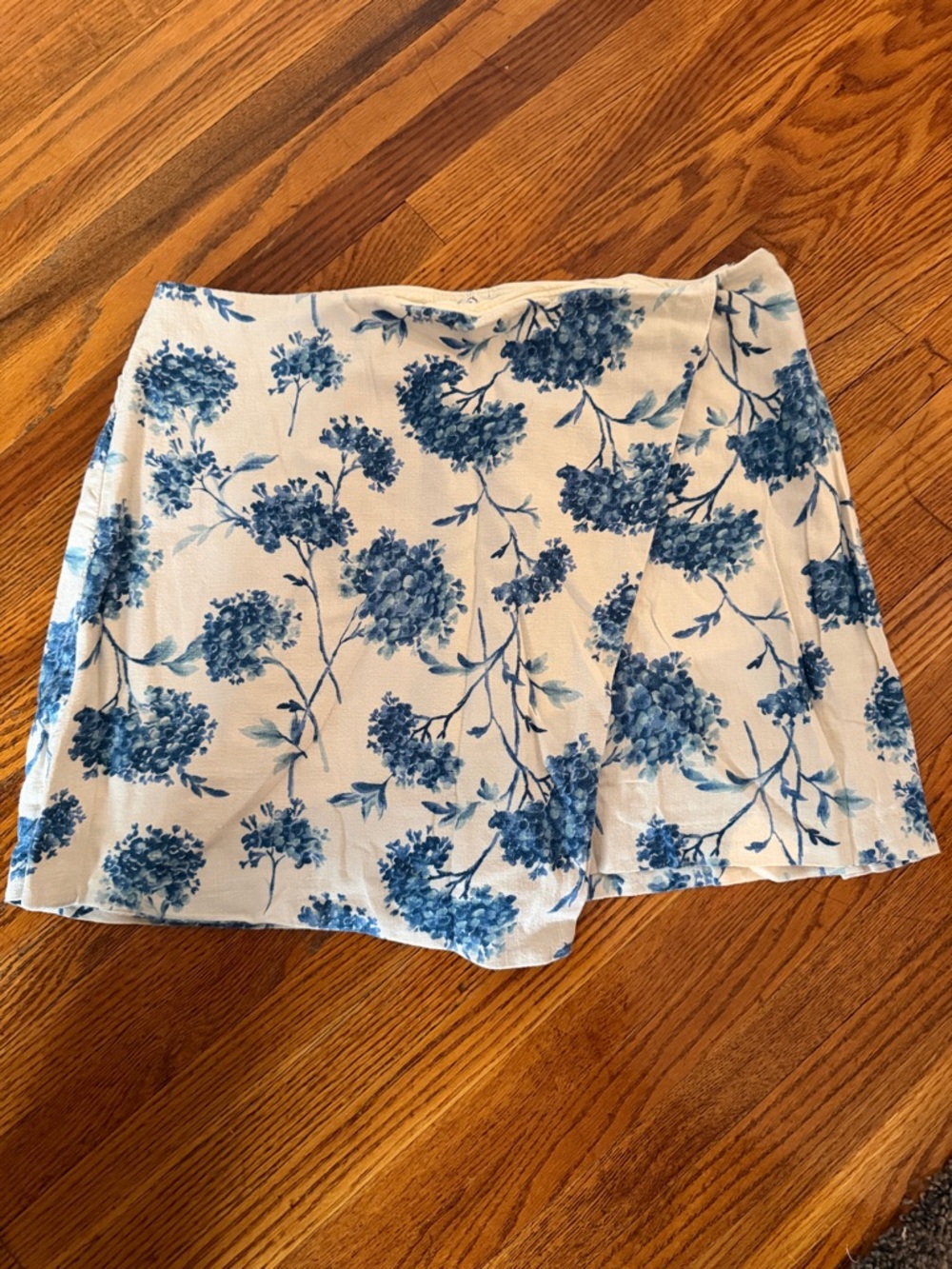 Abercrombie & Fitch White Mini SKORT with Blue Floral Print